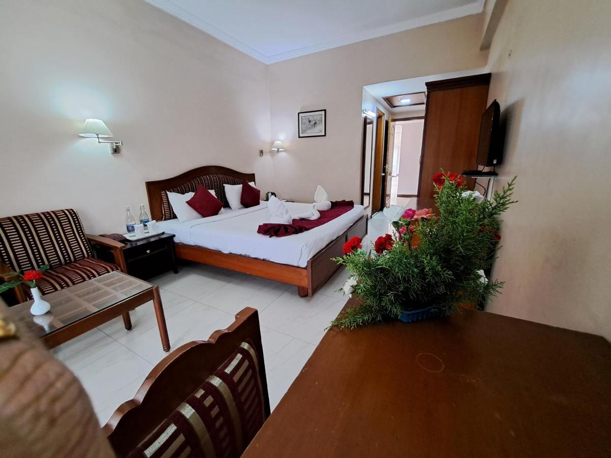 Hotel Preethi Classic Towers Уті Екстер'єр фото