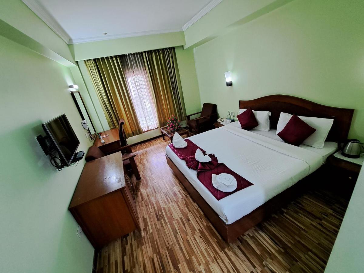 Hotel Preethi Classic Towers Уті Екстер'єр фото