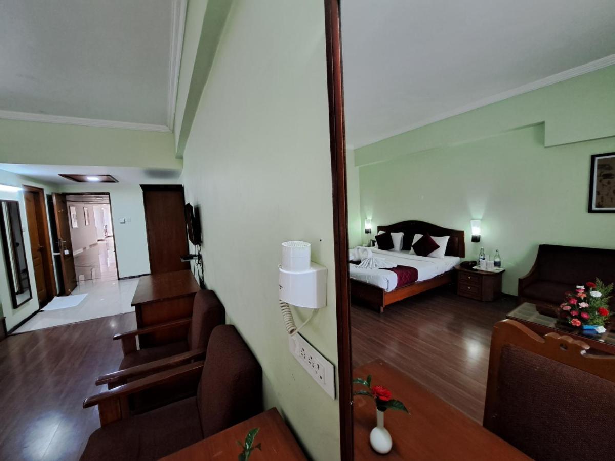 Hotel Preethi Classic Towers Уті Екстер'єр фото