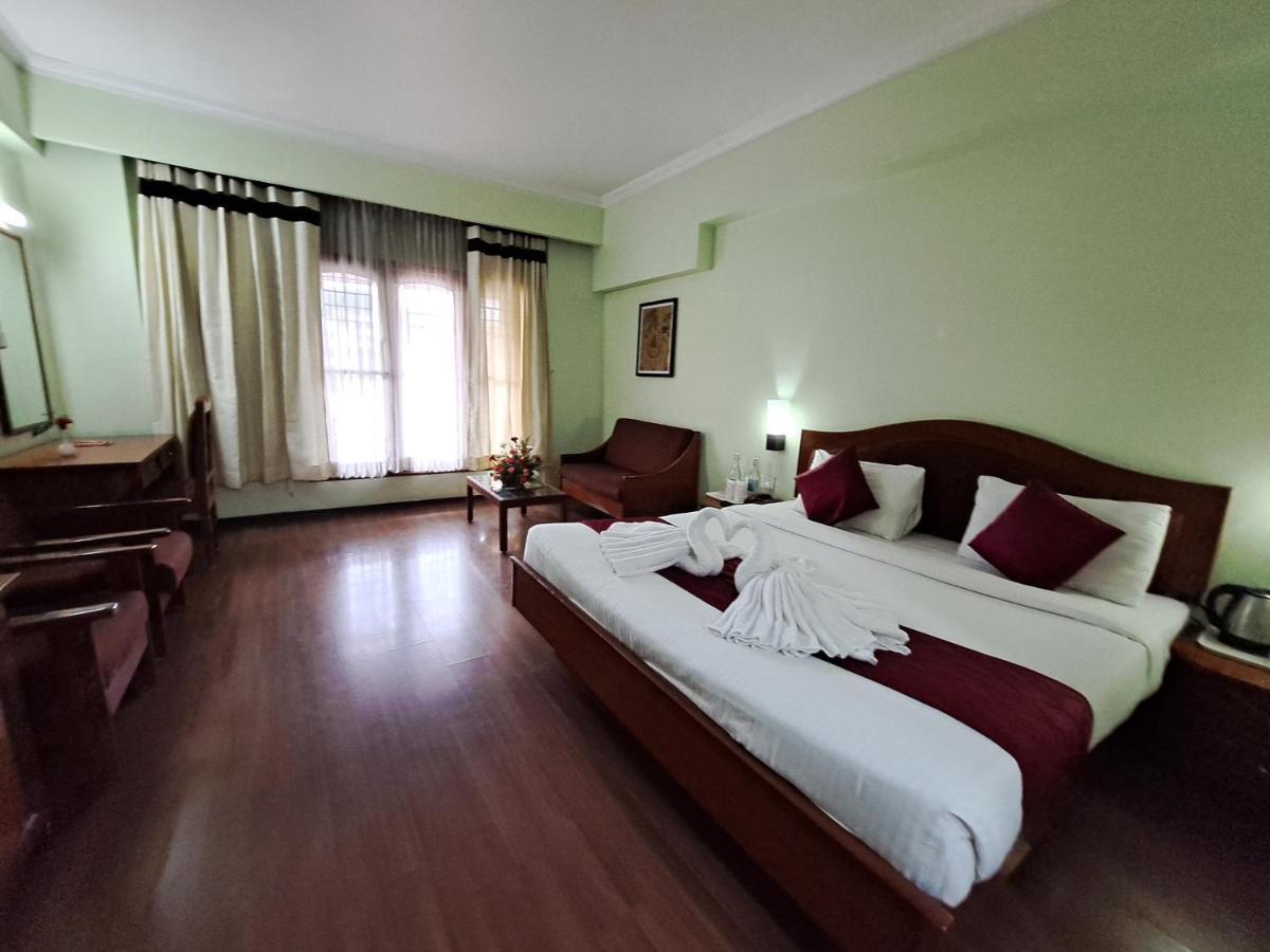 Hotel Preethi Classic Towers Уті Екстер'єр фото