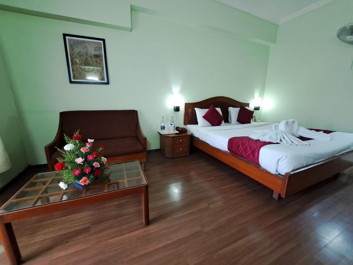 Hotel Preethi Classic Towers Уті Екстер'єр фото
