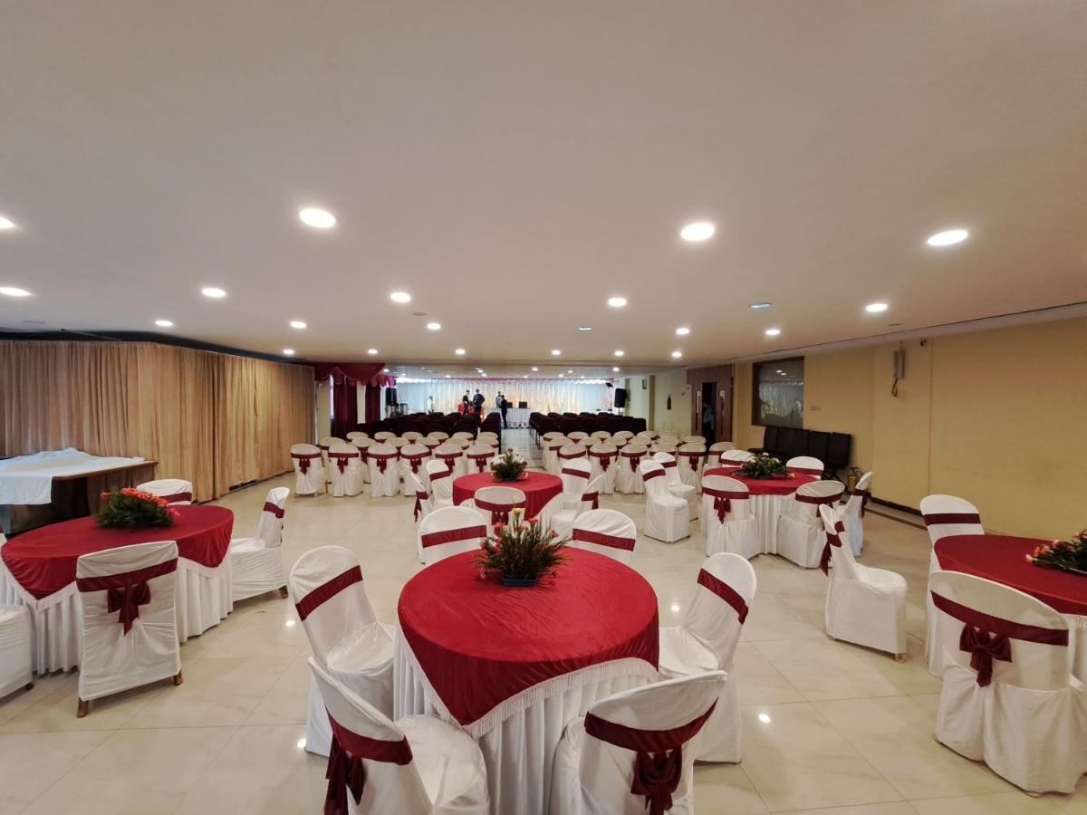 Hotel Preethi Classic Towers Уті Екстер'єр фото