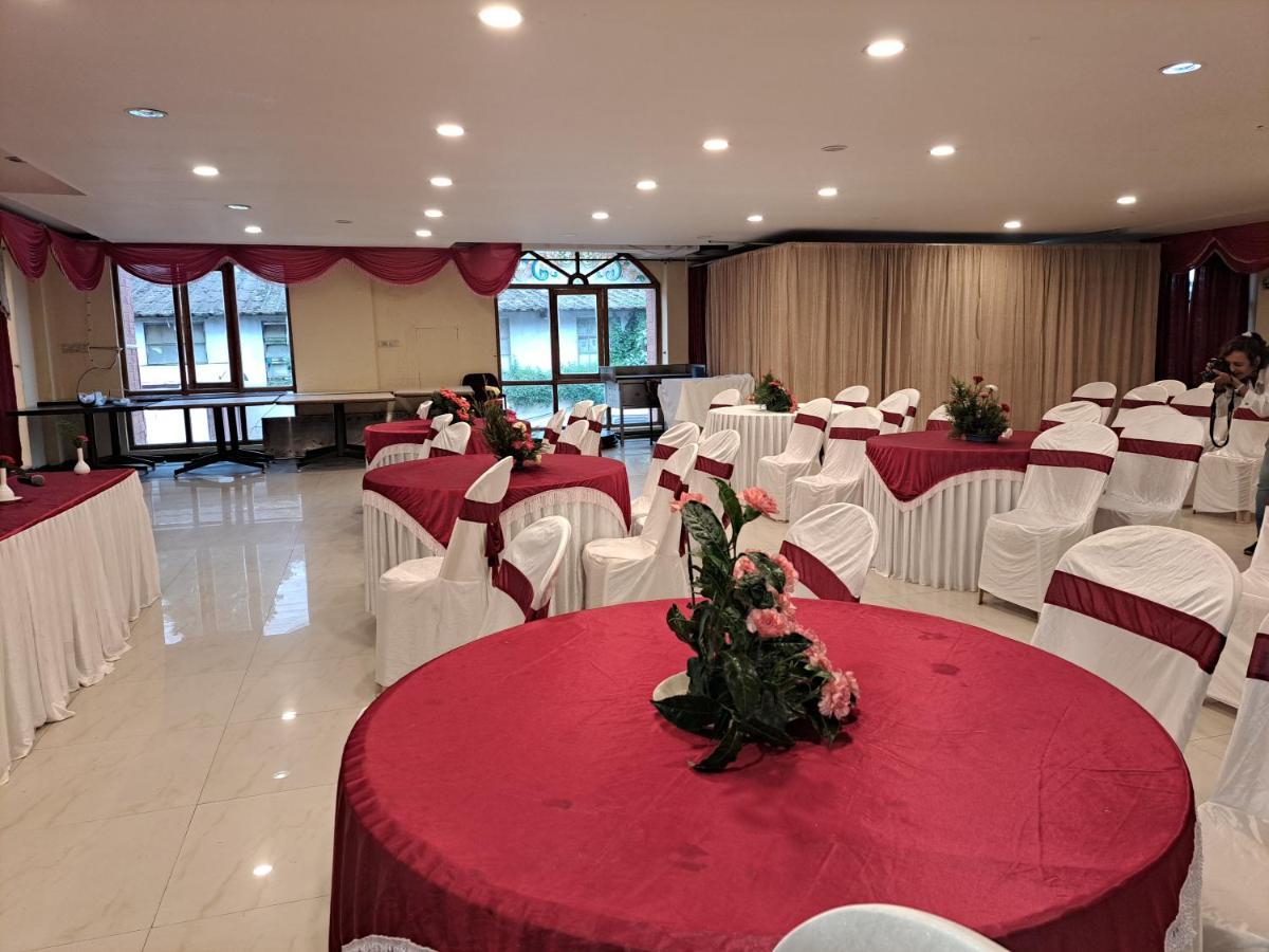 Hotel Preethi Classic Towers Уті Екстер'єр фото