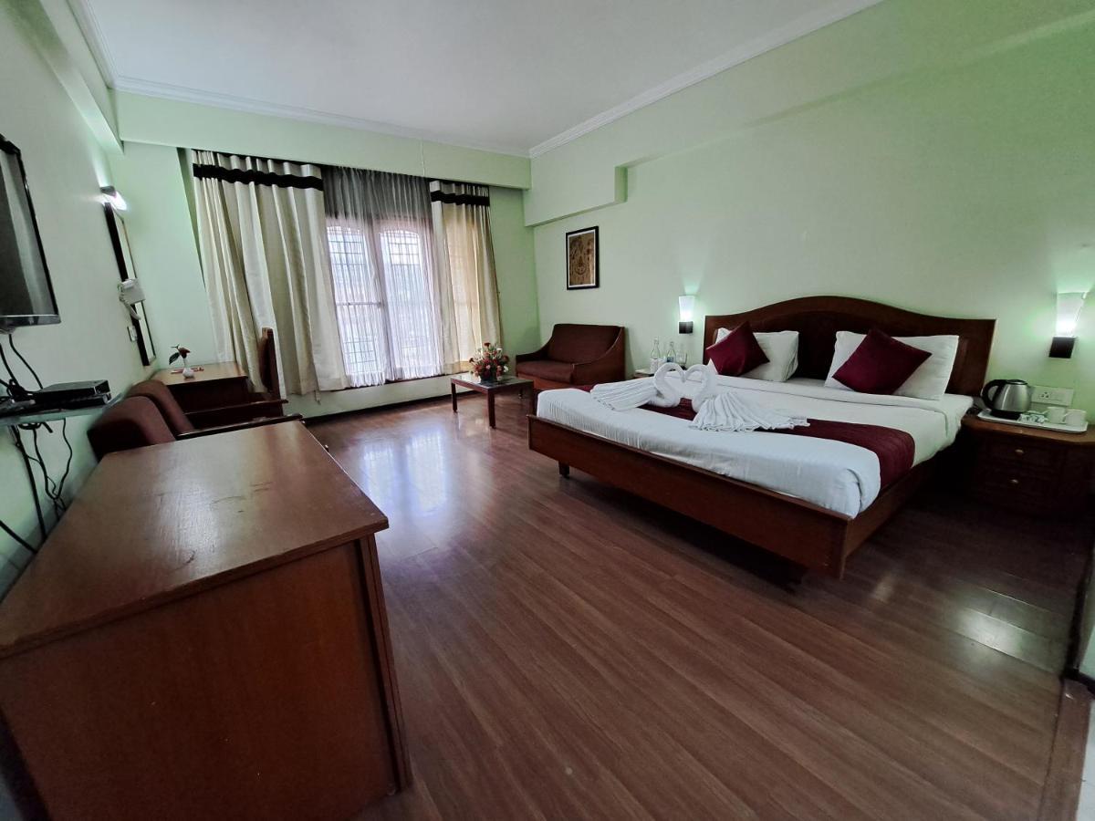 Hotel Preethi Classic Towers Уті Екстер'єр фото