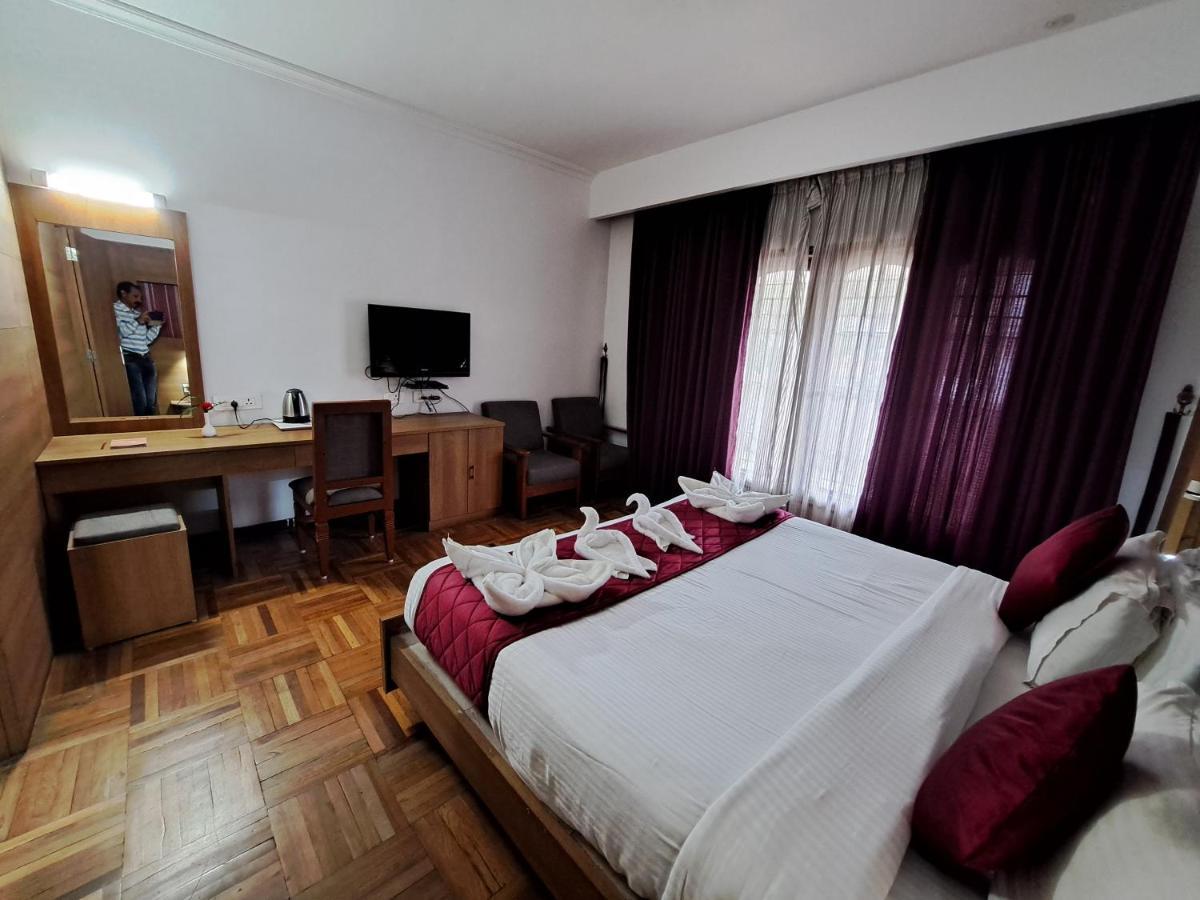 Hotel Preethi Classic Towers Уті Екстер'єр фото