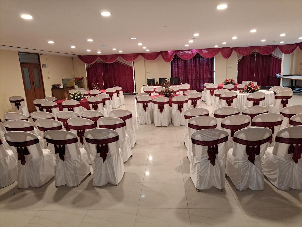Hotel Preethi Classic Towers Уті Екстер'єр фото