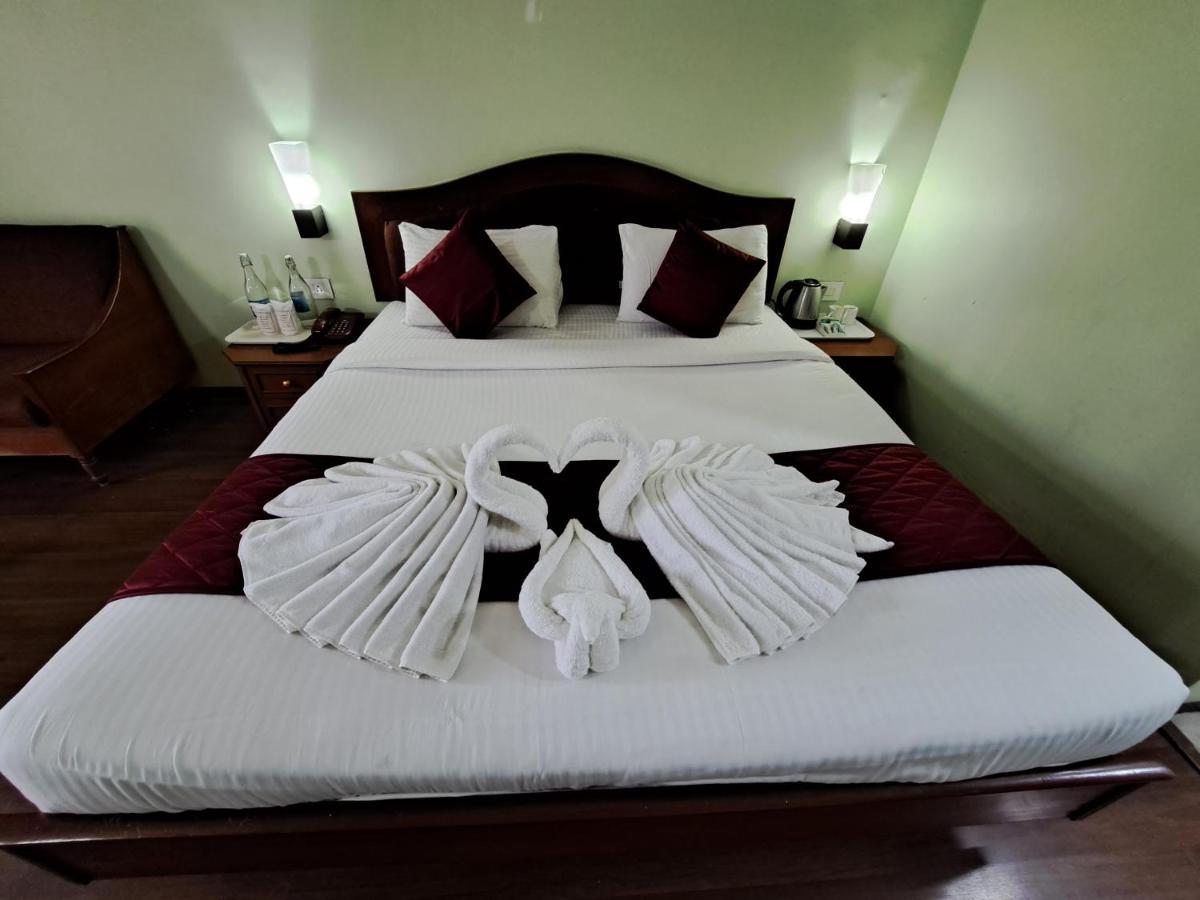 Hotel Preethi Classic Towers Уті Екстер'єр фото