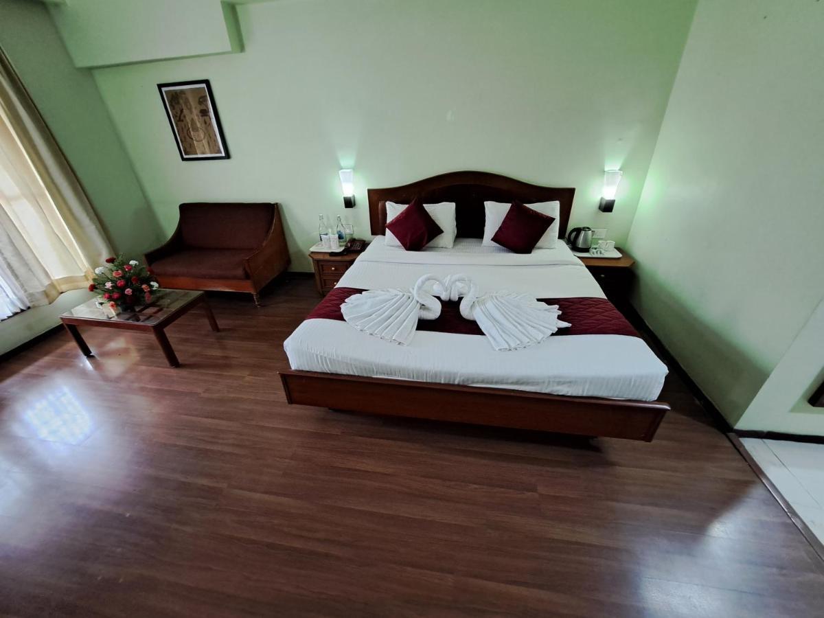 Hotel Preethi Classic Towers Уті Екстер'єр фото