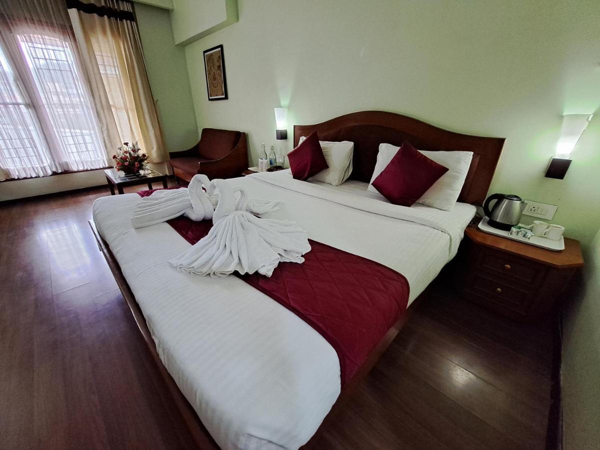 Hotel Preethi Classic Towers Уті Екстер'єр фото
