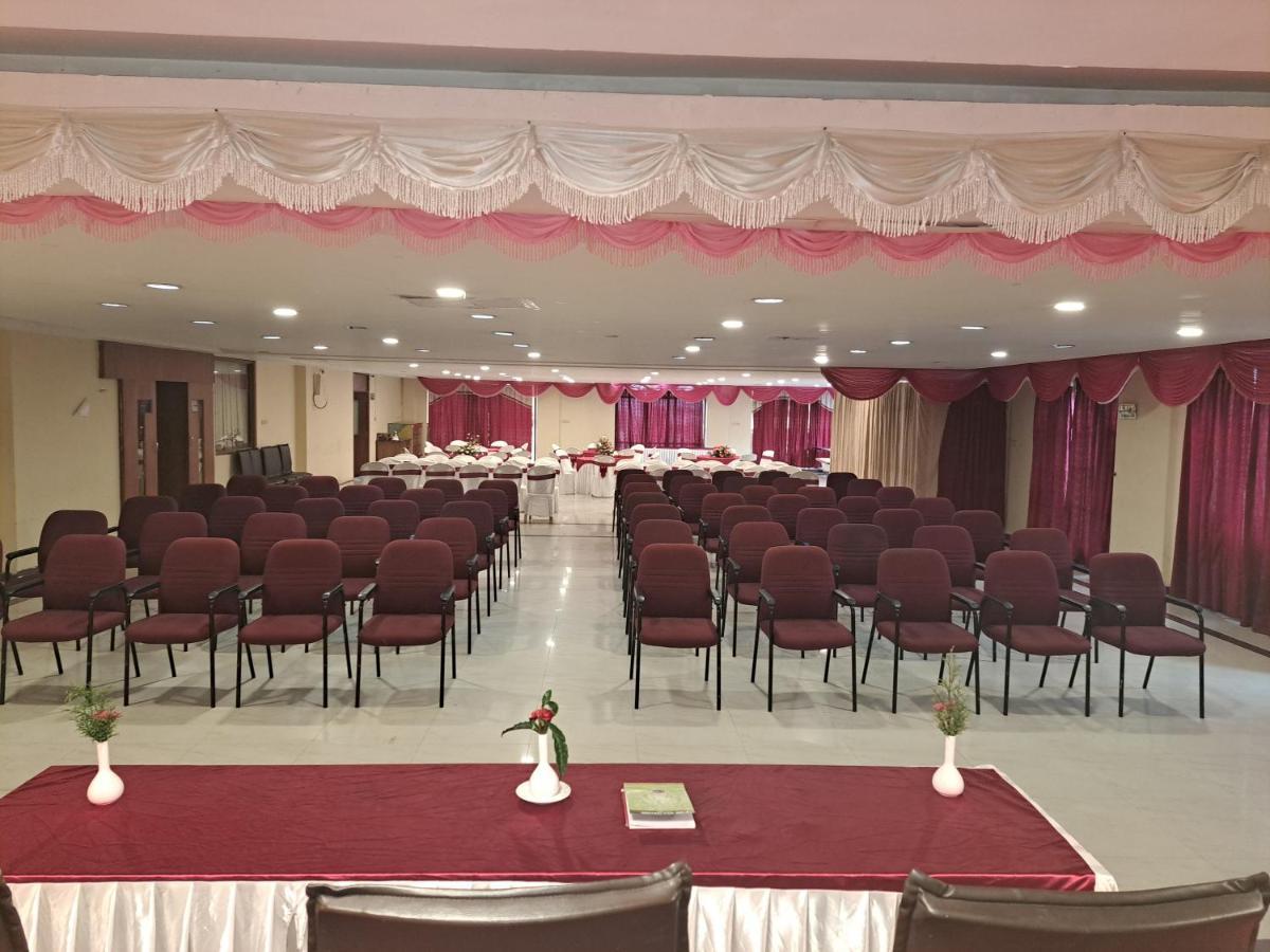 Hotel Preethi Classic Towers Уті Екстер'єр фото