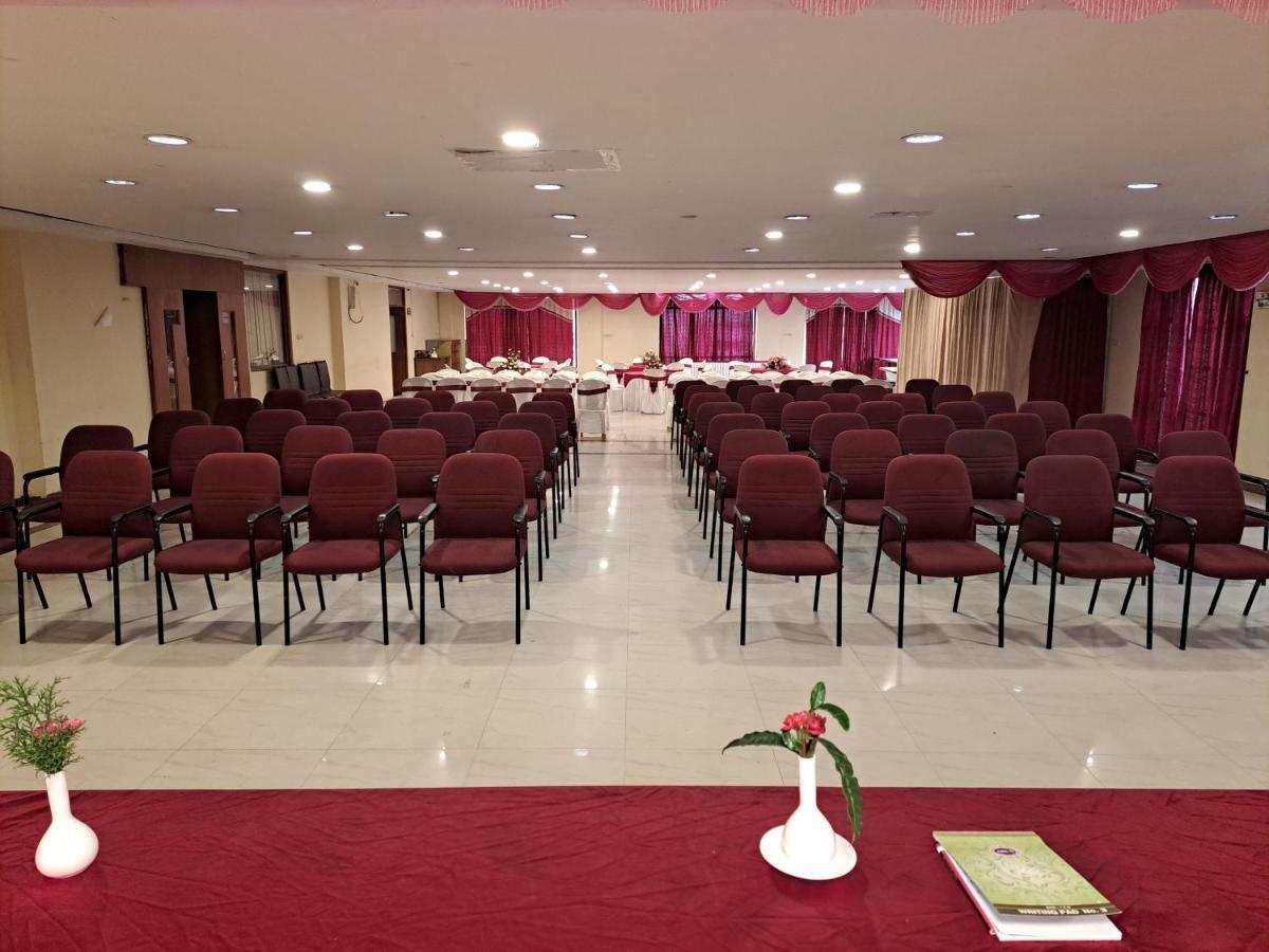 Hotel Preethi Classic Towers Уті Екстер'єр фото