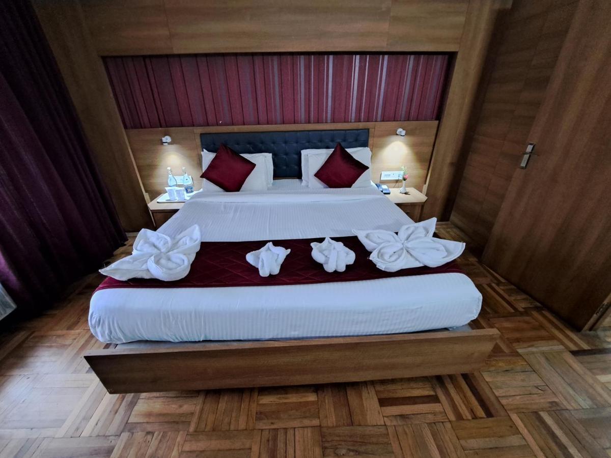 Hotel Preethi Classic Towers Уті Екстер'єр фото